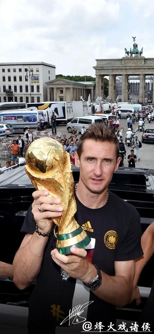 拜仁官方宣布克洛泽出任球队助教 双方签约一年 拜仁官方宣布克洛泽出任球队助教 双方签约一年