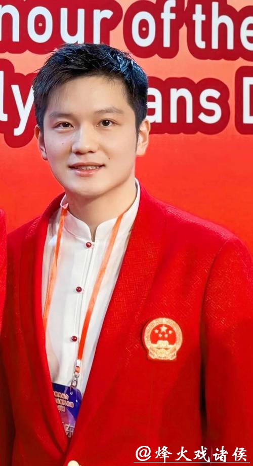 樊振东受安踏邀请亲临米兰观看冬奥开幕式,凌晨熬夜见证苏翊鸣夺铜的全过程,彰显他不仅热爱多项目体育,还是真正的体育迷 樊振东受安踏邀请亲临米兰观看冬奥开幕式,凌晨熬夜见证苏翊鸣夺铜的全过程,彰显他不仅热爱多项目体育,还是真正的体育迷