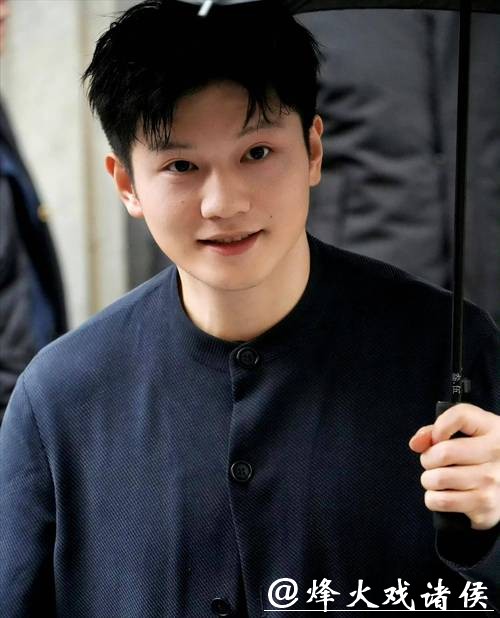 樊振东受安踏邀请亲临米兰观看冬奥开幕式,凌晨熬夜见证苏翊鸣夺铜的全过程,彰显他不仅热爱多项目体育,还是真正的体育迷 樊振东受安踏邀请亲临米兰观看冬奥开幕式,凌晨熬夜见证苏翊鸣夺铜的全过程,彰显他不仅热爱多项目体育,还是真正的体育迷